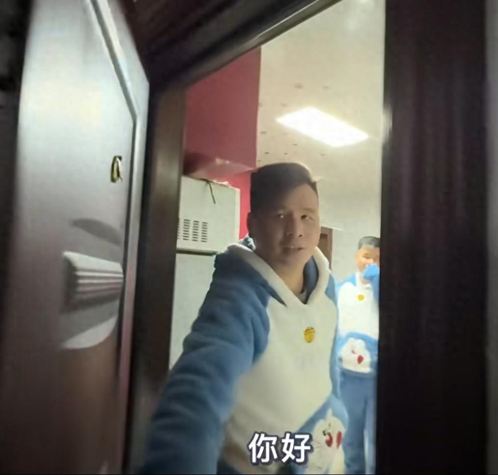 开云体育app下载-上海40岁双胞胎兄弟，同居30年不结婚，哥哥扮演老公 弟弟是老婆